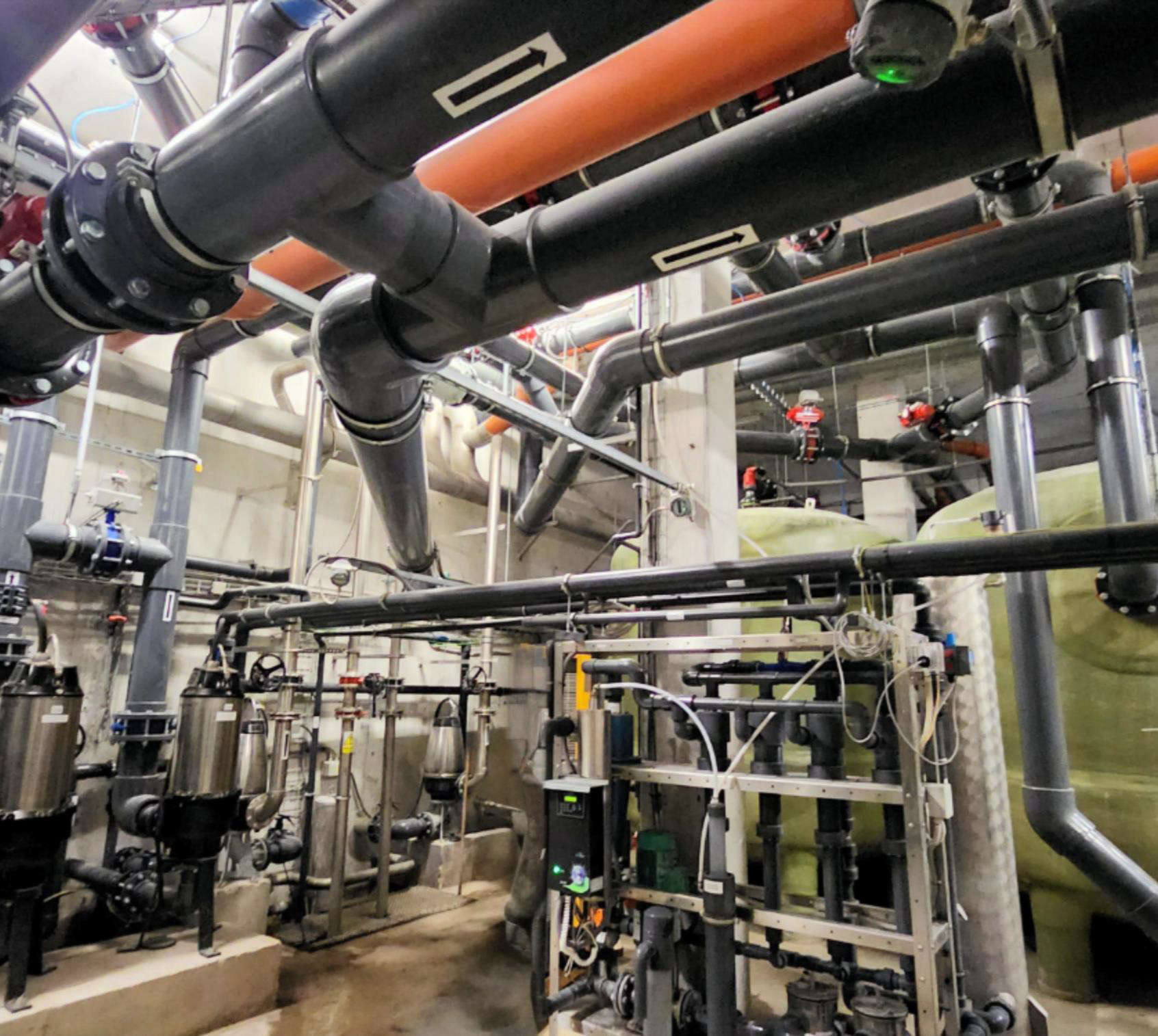 Pavilon hrochů, voda z baz&eacute;nu